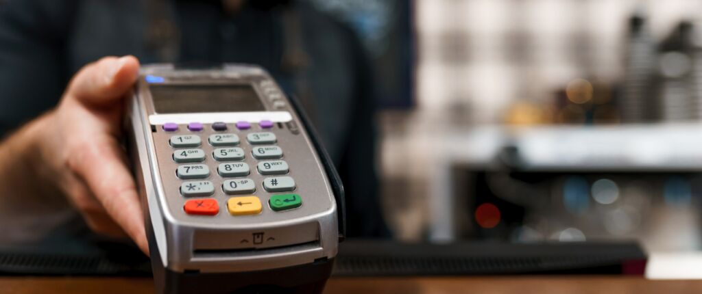 Huidige afbeelding: Steeds meer winkels weigeren contante betalingen.