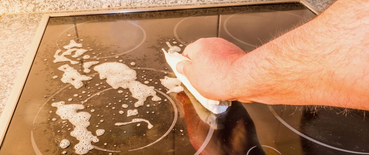 Inductiekookplaat schoonmaken