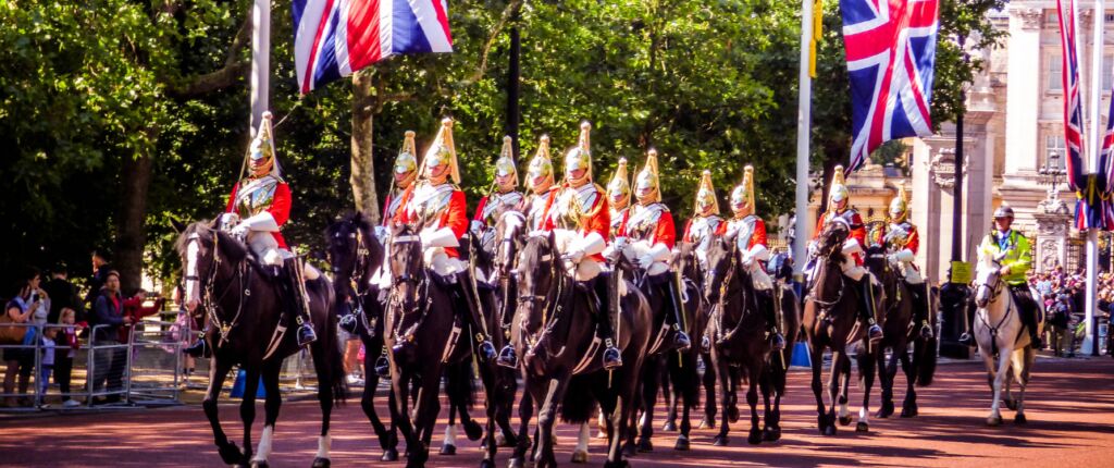 De huidige afbeelding heeft geen alternatieve tekst. De bestandsnaam is: Trooping-the-Colour.png