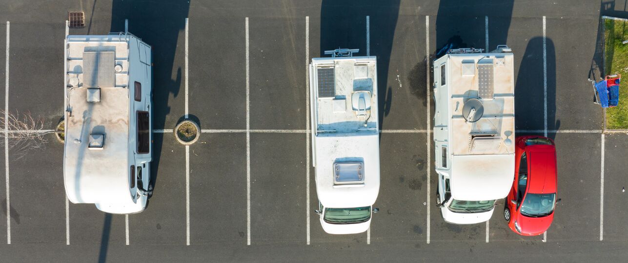 Campers in de straat parkeren