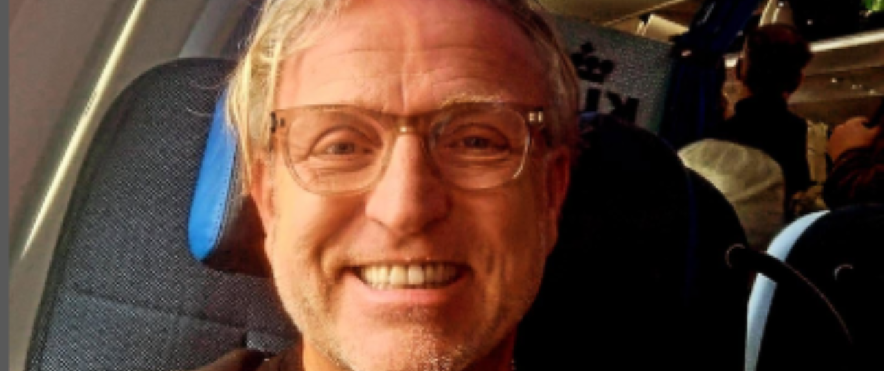 Gordon in businessclass vliegtuig