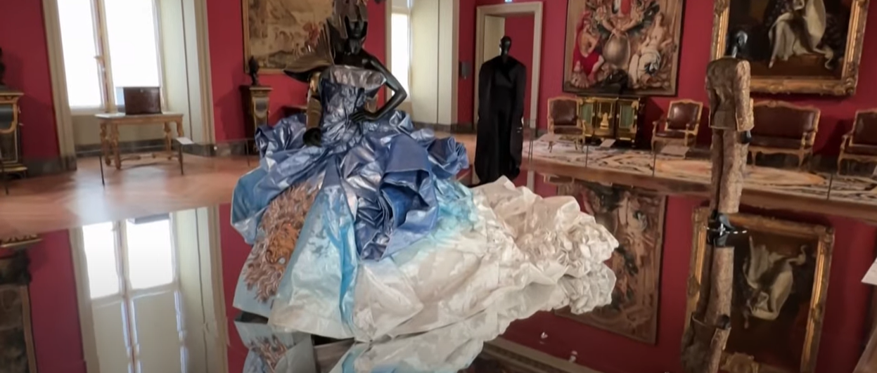 Koninklijke Couture in het Louvre: Mode en Kunst Versmelten in Parijs