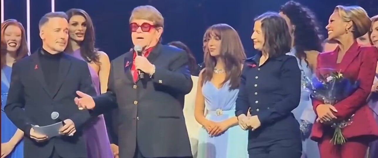 Greatest Hits-album Elton John na jaren op 1 in Britse charts