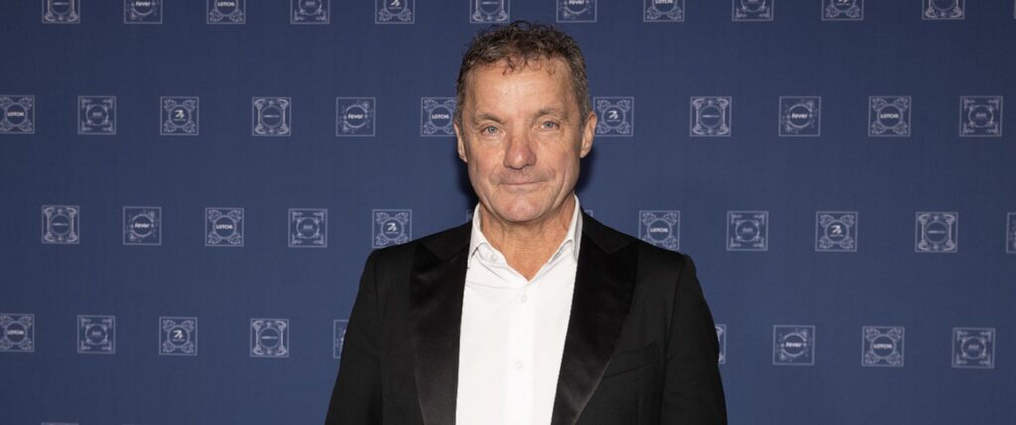 John de Bever aan beide oren zo goed als doof