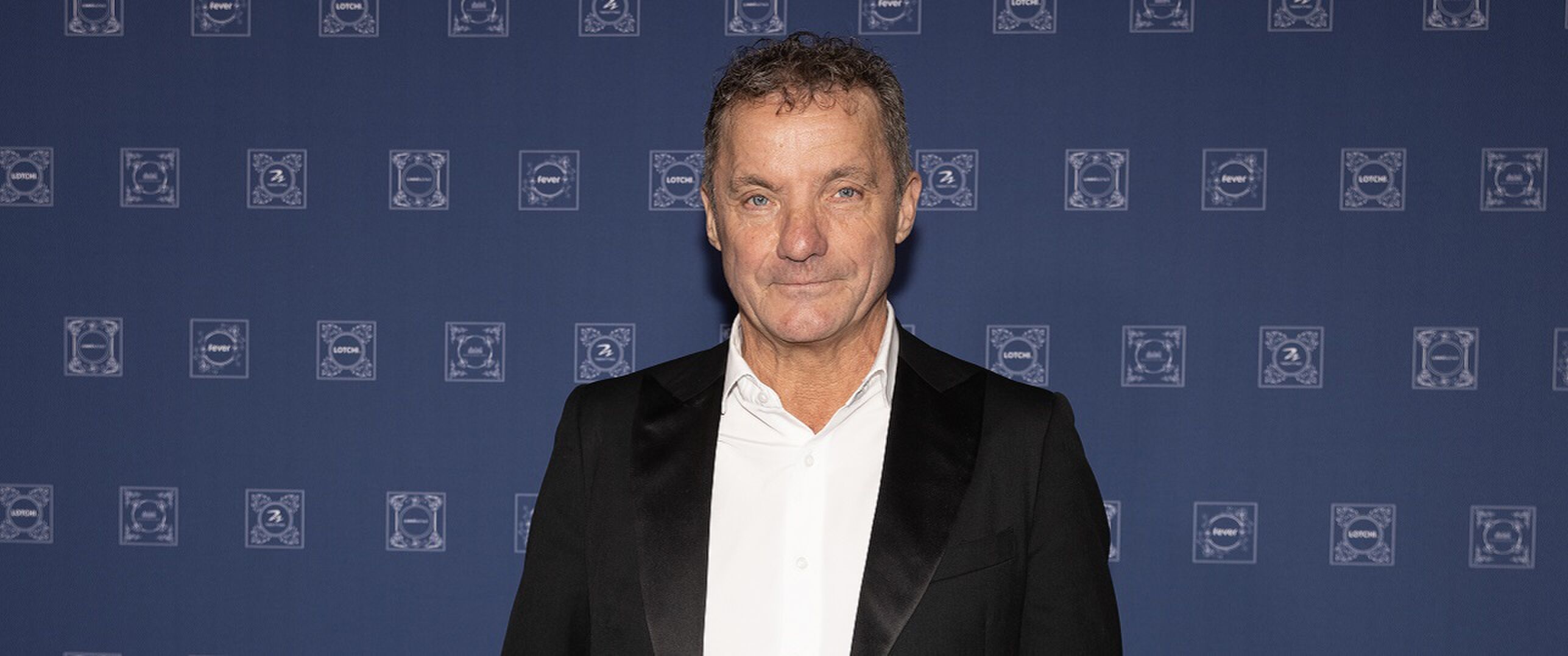 John de Bever aan beide oren zo goed als doof