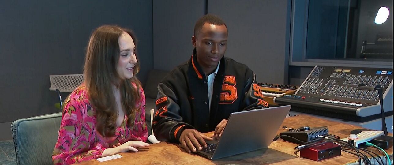 Zoon Paul de Leeuw brengt lied uit