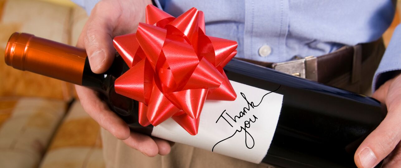 Youp van 't Hek beledigd door flesje wijn als cadeau.