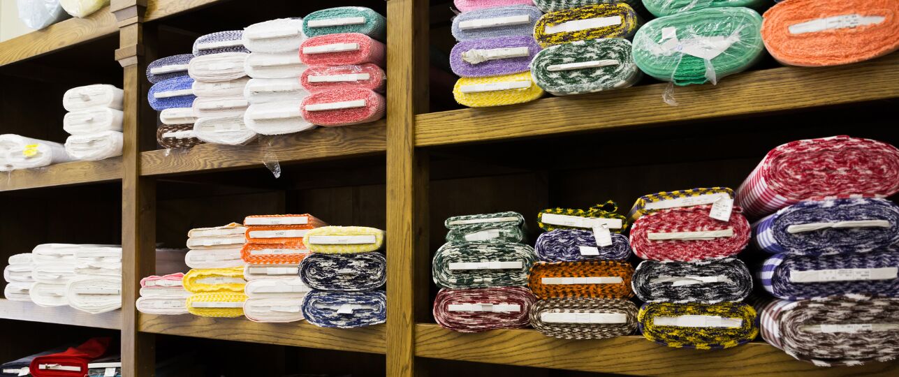 Emine Erdogan bezoekt een Rotterdamse stoffenzaak