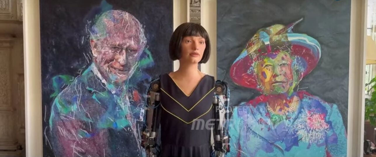 De robotkunstenaar naast het portret van koning Charles.