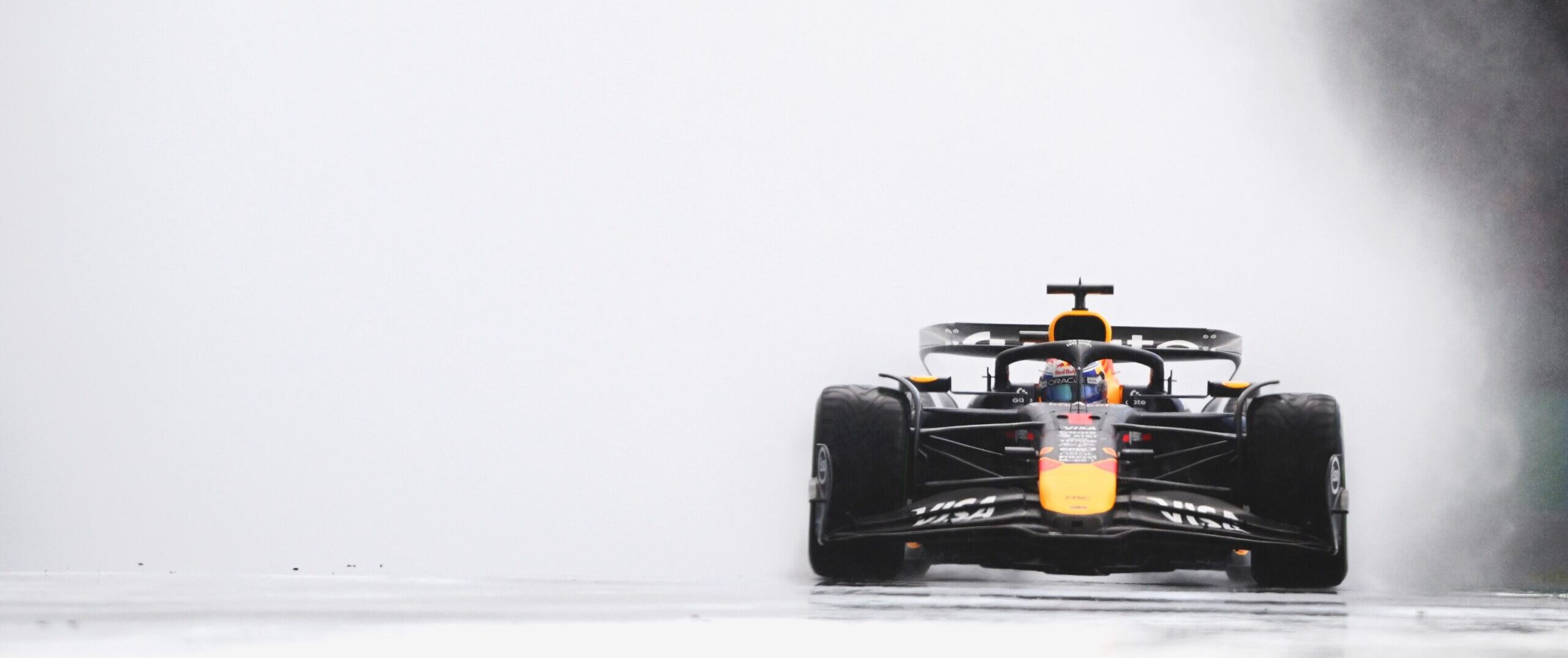 Max Verstappen rijdt op een nat Silverstone