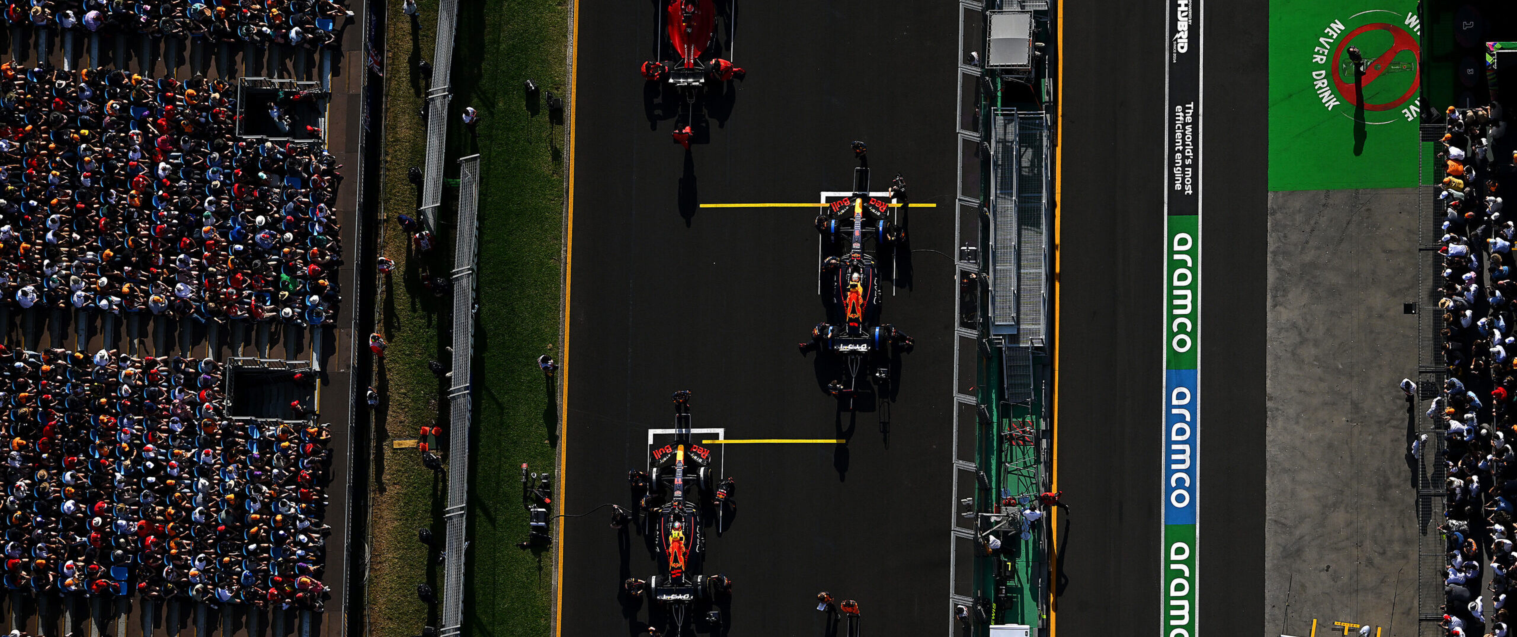 Formule 1-auto's die klaarstaan voor de start