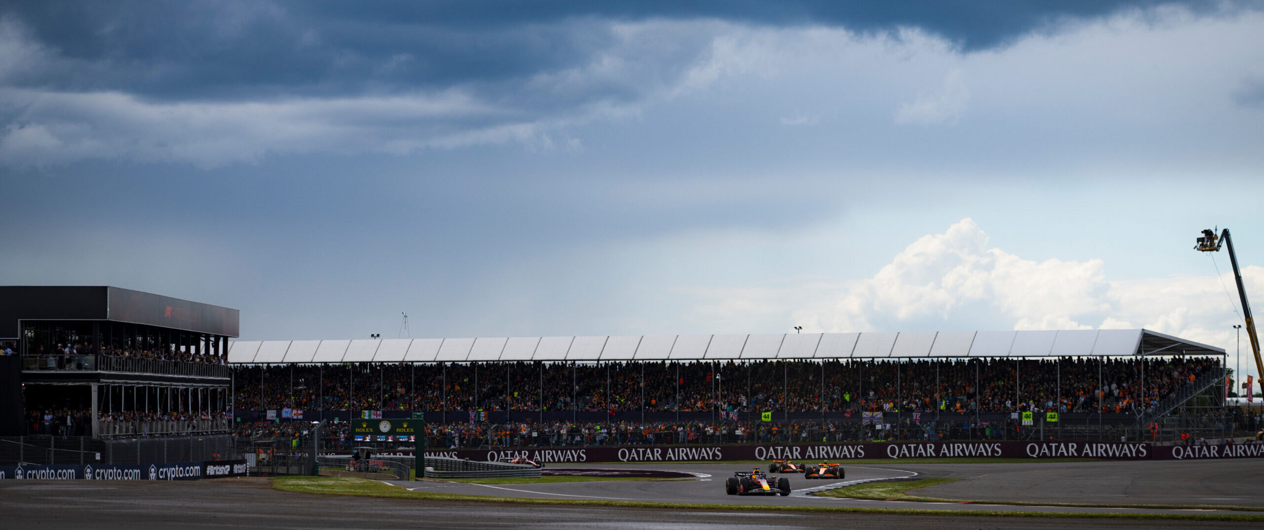 De Red Bull van Max Verstappen over het circuit van Silverstone