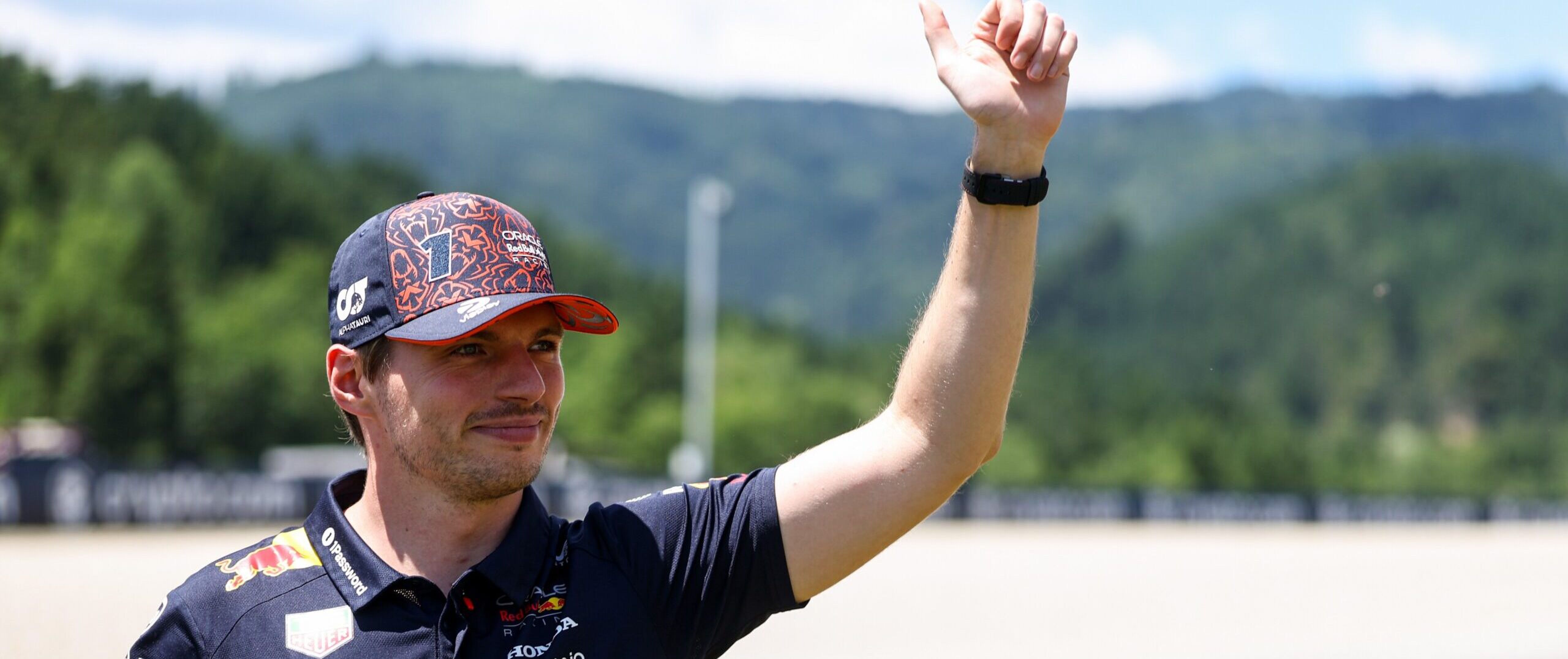 Max verstappen zwaait naar zijn fans