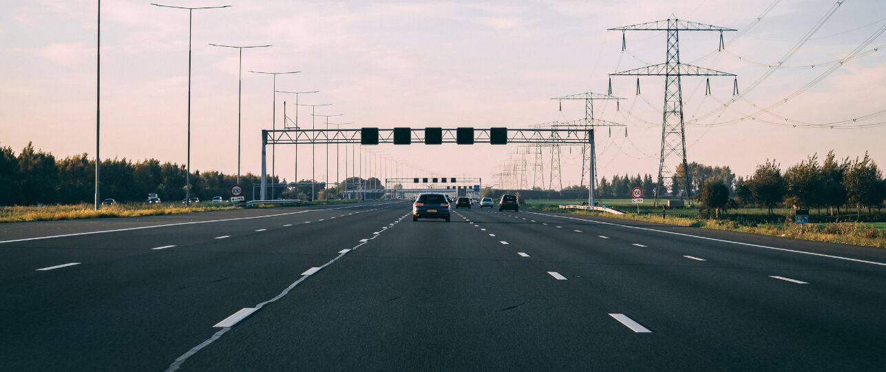 Lichaam hangend achter het verkeersbord