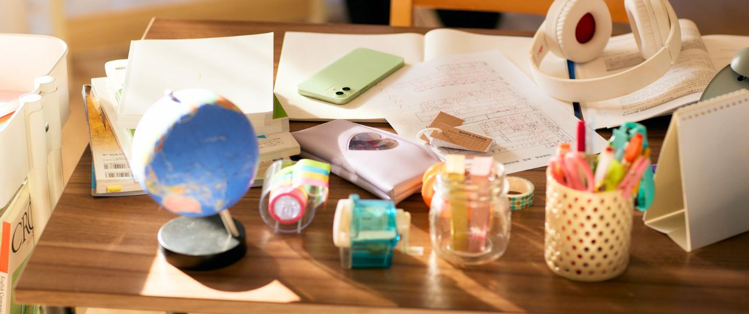 Losse rondslingerende rommel in huis? Zo krijg je weer overzicht