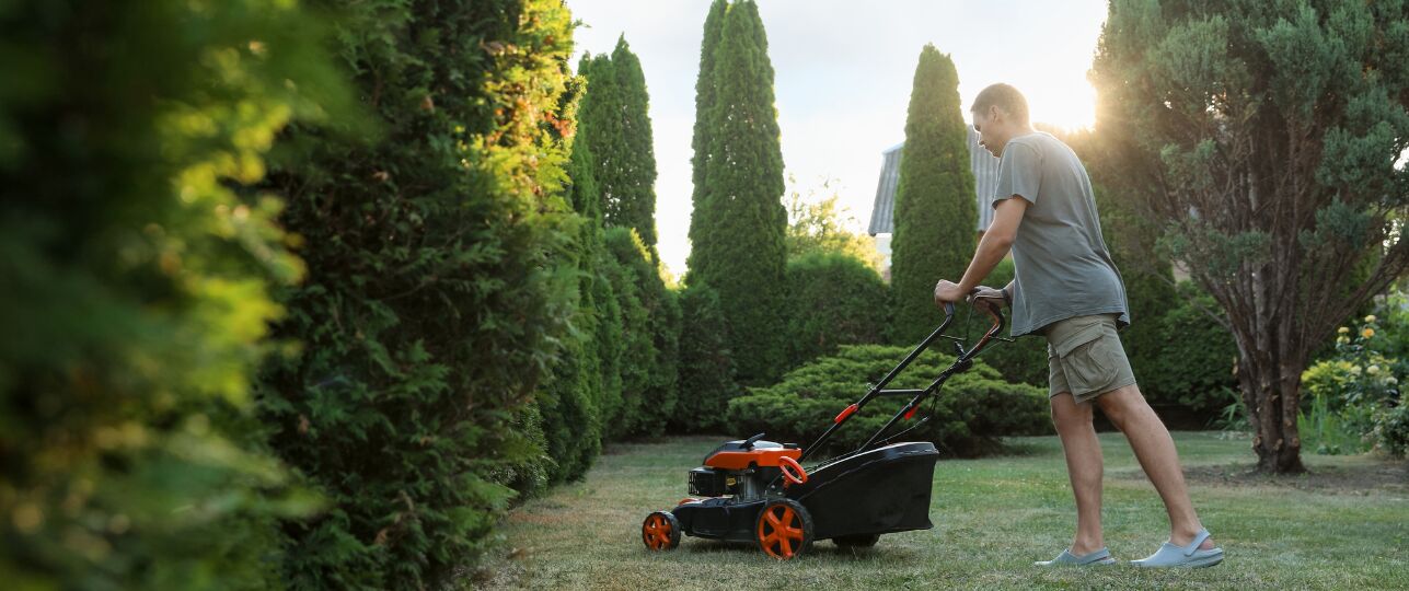 Maaien van gazon in de lente
