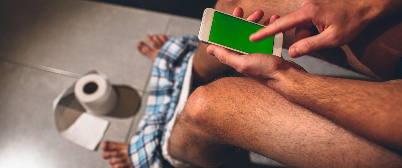 Met je smartphone op de wc