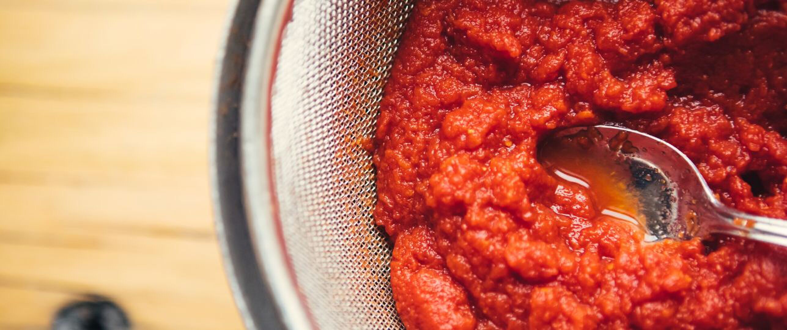 Schoonmaken met tomatenpuree