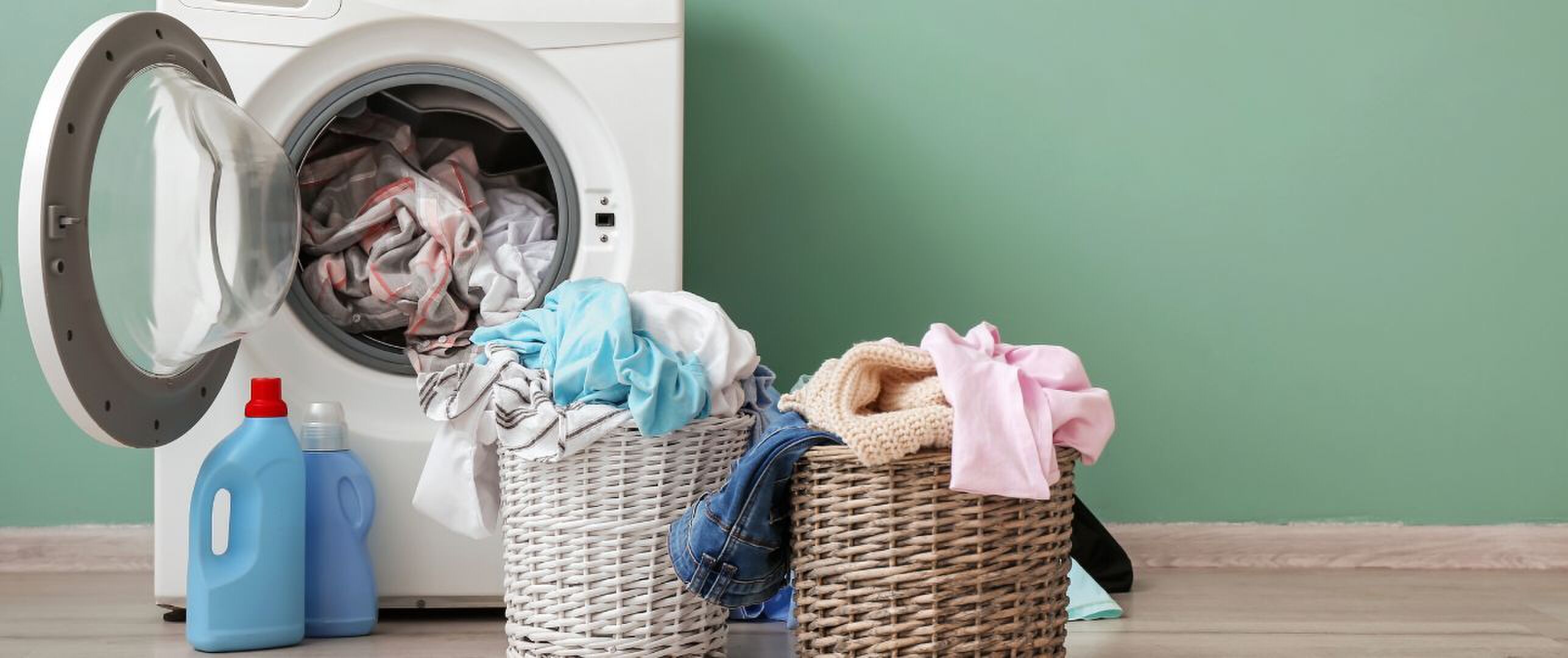 Kan je gekleurd wasmiddel ook gebruiken voor zwarte en witte was?