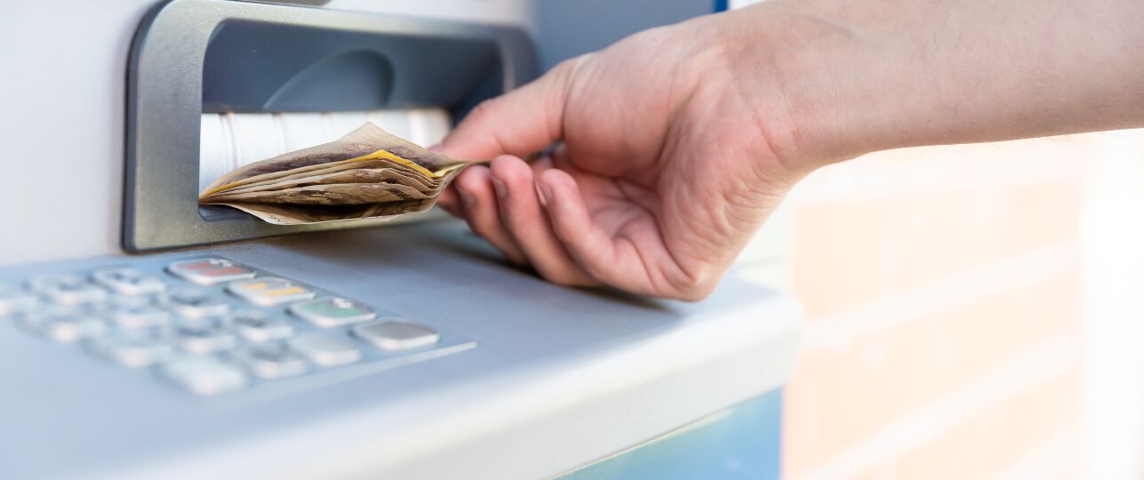 geld pinnen rood staan