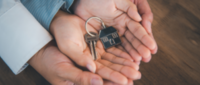 Kinderen helpen aan een huis