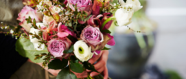 schadelijke pesticiden op bosje bloemen