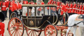 Koning Charles verplaatst zich per koets tijdens Trooping the Colors.