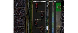 Formule 1-auto's die klaarstaan voor de start