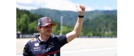 Max verstappen zwaait naar zijn fans