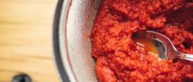 Schoonmaken met tomatenpuree