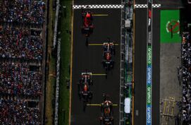Formule 1-auto's die klaarstaan voor de start
