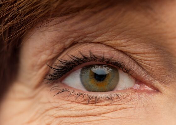 Een trillend ooglid kan verschillende oorzaken hebben.