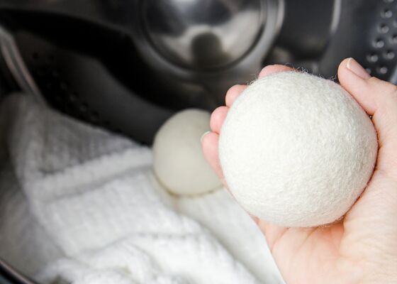 Met drogerballen besparen