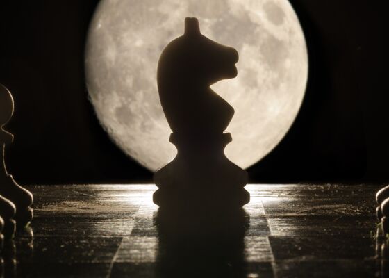 AIVD zorgen om complottheorieën