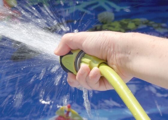 Tuin sproeien en zwembad vullen gaat extra kosten