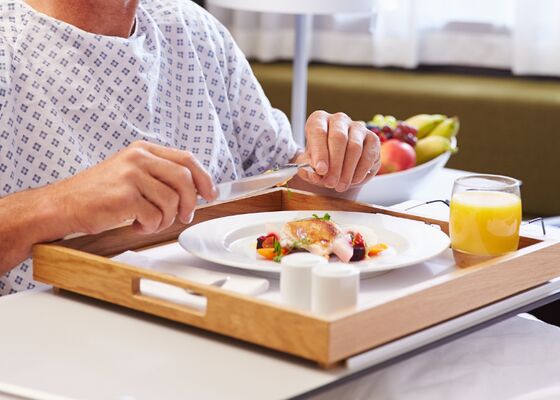 Johan Derksen bij Vandaag Inside na liesbreuk operatie