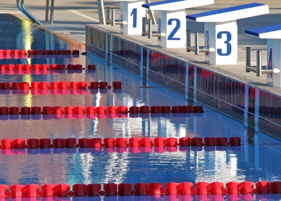 Openluchtzwembad later open door koud weer