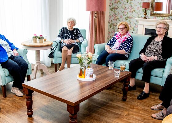 Máxima bezoekt senioren