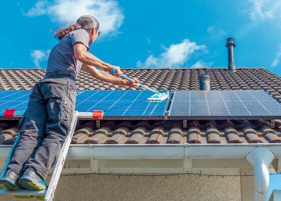 Zonnepanelen schoonmaken reinigen