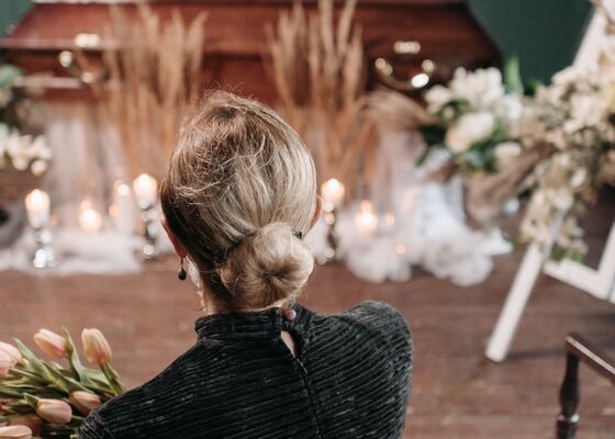 Wie betaalt begrafeniskosten zonder uitvaartverzekering? Monuta legt uit.