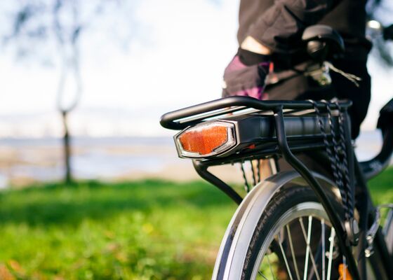 eilig op weg op de e-bike.