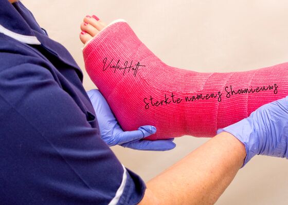 Viola Holt krijgt bloemen na val van trap