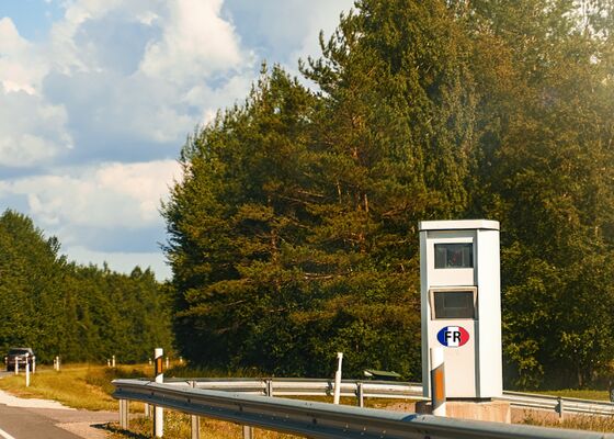 Superflitspalen in Frankrijk, 5 boetes in 1 autorit