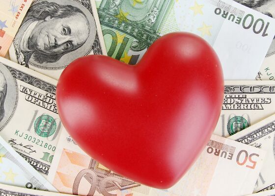 Kees van der Spek ontmaskert vrouwelijke Tinder Swindler