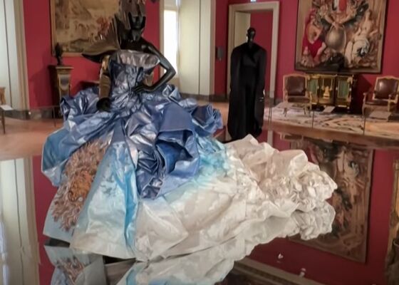 Koninklijke Couture in het Louvre: Mode en Kunst Versmelten in Parijs