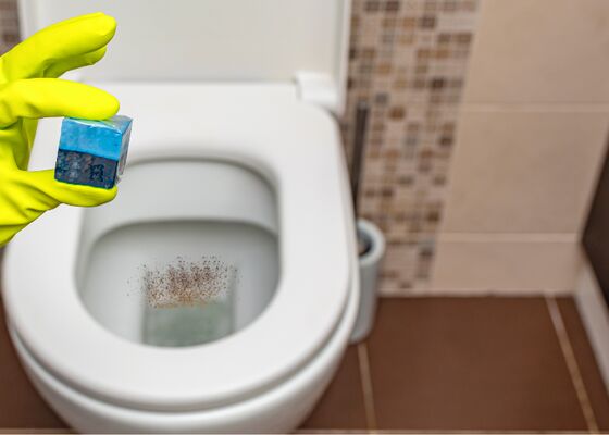 Zwarte vlekken in je wc-pot: tips voor een witte bodem