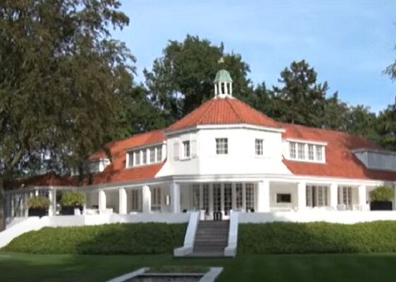 Indrukwekkende droomvilla van Jan des Bouvrie in Naarden te koop voor een prikkie