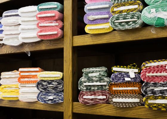 Emine Erdogan bezoekt een Rotterdamse stoffenzaak