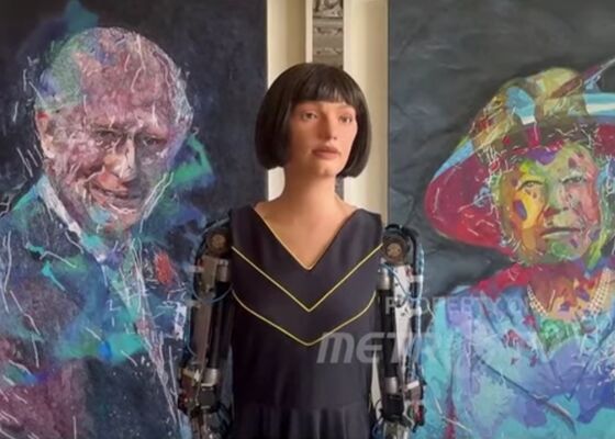 De robotkunstenaar naast het portret van koning Charles.