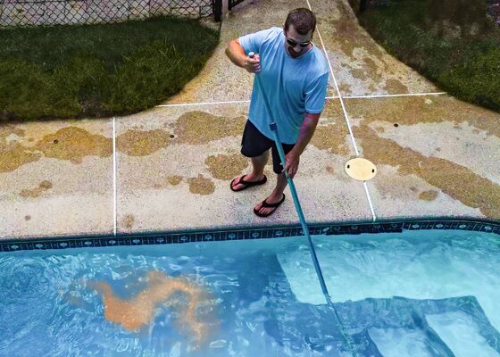 Hoe vies is het zwembadwater op vakantie